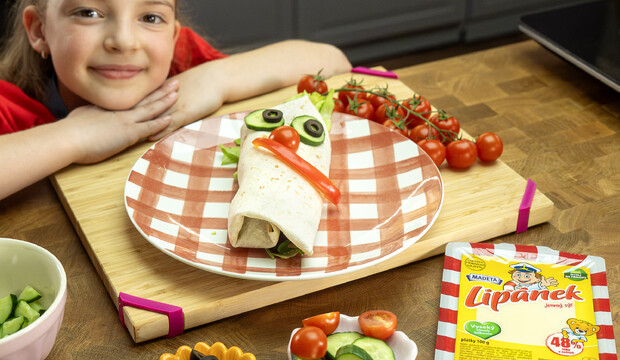 Plněný wrap s plátkovým sýrem Lipánek